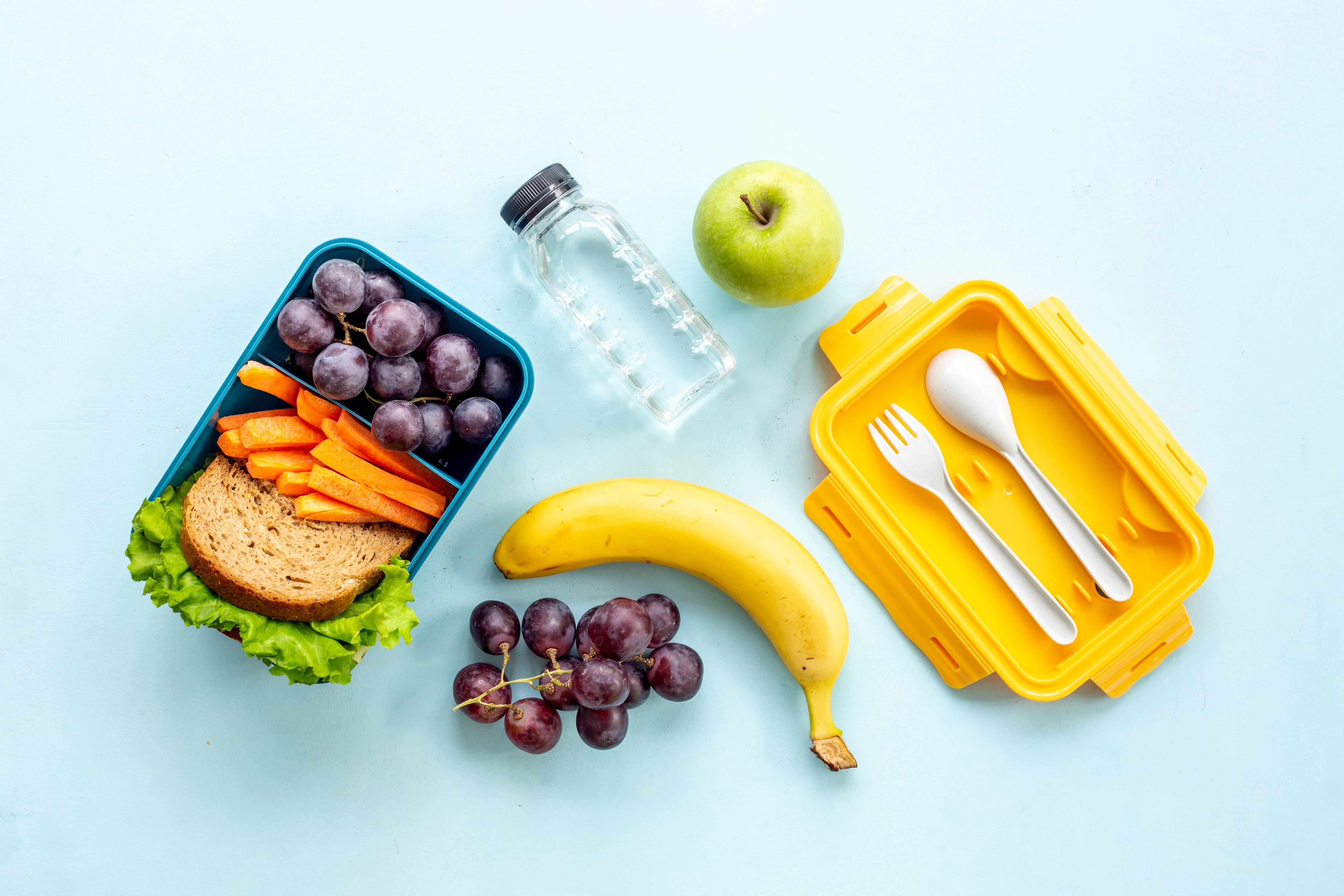 Litríkt nestisbox með grænmeti, ávöxtum, berjum og vöfflum